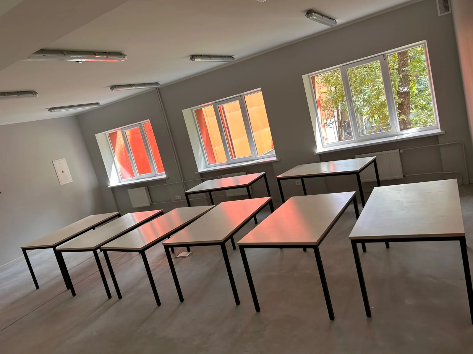 Kirobox surinkti darbo stalai biuro patalpose