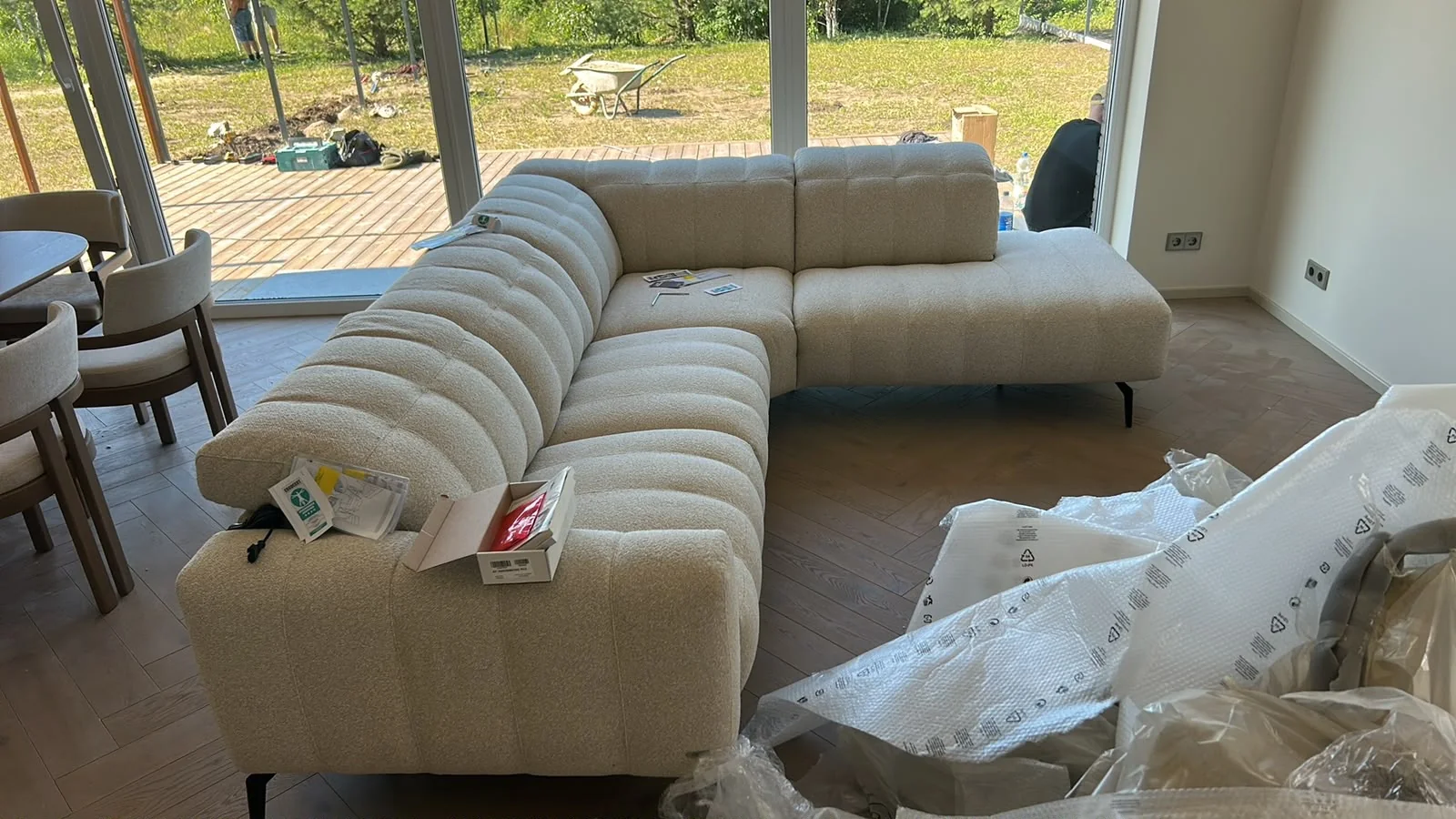 Surinkta svetainės sofa kliento namuose